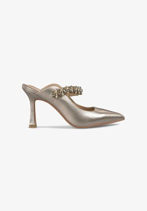 Metallic gold Slingback-Pumps mit spitzer Zehenpartie, ausgestattet mit einem dekorativen Riemen, der mit klaren Steinen verziert ist, sowie einem eleganten, strukturierten Finish.