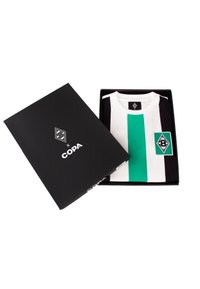 Camisa de manga corta blanca y negra con raya vertical verde, que presenta un parche de logo y se presenta en una caja de marca negra.