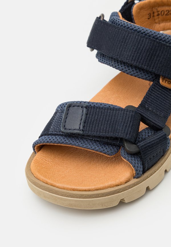 FLASH - Walking sandals2