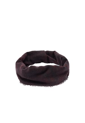 Komin na szyję z ciemnobrązowej tkaniny o miękkiej fakturze i lekko postrzępionych brzegach na białym tle.