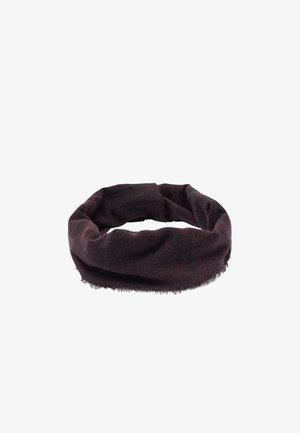 Komin na szyję z ciemnobrązowej tkaniny o miękkiej fakturze i lekko postrzępionych brzegach na białym tle.