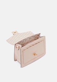 Svetle růžová obdélníková kabelka vyrobená z umělé kůže. Má prošívanou texturu, zlaté kovové doplňky a zacvakávací uzávěr. Interiér je podšit vzorem.