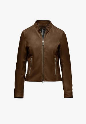 Brązowa skórzana kurtka ze stojącym kołnierzem, przednim zamkiem błyskawicznym oraz dwoma pionowymi kieszeniami zapinanymi na zamek, przedstawiona na jednolitym białym tle.