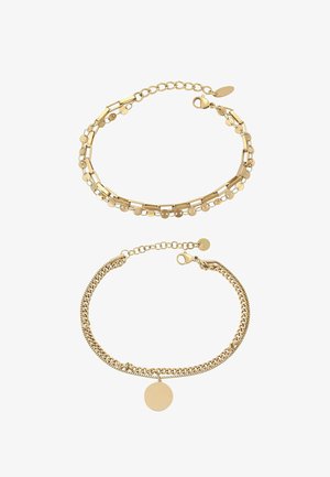 Twee armbanden in goudkleur met kreeftsluitingen; de bovenste heeft gemengde schakelkettingen, de onderste gelaagde kettingen met een ronde bedelhanger.