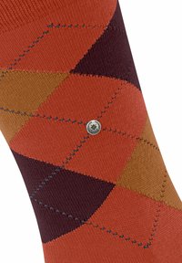 Oranje en bordeauxkleurige sok met ruitpatroon en tan accenten. Gestructureerde stof en contrasterende blauwe stiksels. Voorzien van een zilveren logo detail.