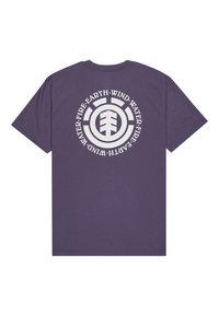 Lila Baumwoll-T-Shirt mit einem runden weißen Grafik auf der Rückseite, die den Text Erde, Wind, Wasser, Feuer und ein zentrales Baumemblem zeigt.