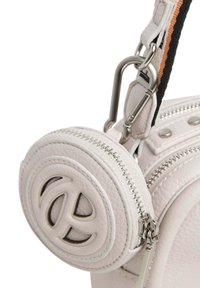 Borsa a spalla in pelle bianca con una pochette rotonda con cerniera e loghi ritagliati, hardware argentato e tracolla a righe in contrasto. Finitura testurizzata.