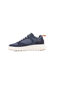 Chaussure de sport bleu marine avec une tige en mesh et en daim, semelle épaisse blanche et onglet au talon orange. Présente un laçage à l'avant et des accents texturés.