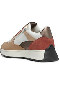 Sneakers con una combinazione di pelle bianca, camoscio beige e ruggine, dettagli metallici e una suola in gomma nera; presentano pannelli testurizzati e chiusura con lacci.