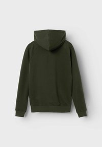 Ciemnozielona bluza z kapturem, wykonana z miękkiego materiału, z przednią kieszenią typu kangur, ściągaczami na rękawach i dole oraz dopasowanym, casualowym krojem.