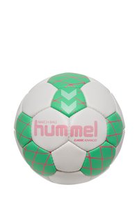 Pallamano bianca e verde con pannelli esagonali, caratterizzata da motivi a griglia rosa e marchio "hummel CLASSIC ADVANCED". Texture liscia.