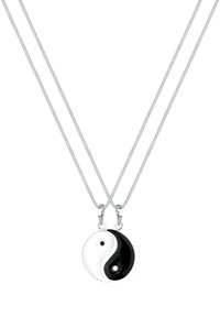 Yin-yang hangerketting met een gepolijste zilveren ketting, voorzien van een zwart-witte ronde bedel, gladde textuur en glanzende afwerking.