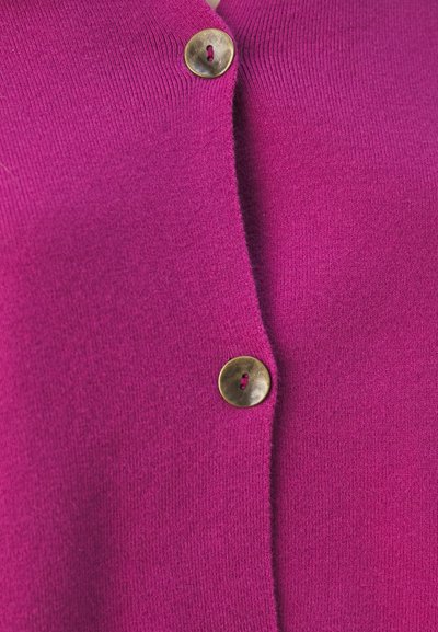 Fuchsia Cardigan aus weichem Strickstoff, mit einem runden Ausschnitt und zwei bronzefarbenen Knöpfen vorne zur Schließung.
