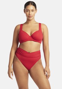 Roter Bikini-Set mit einem strukturierten Oberteil mit breiten Trägern und hochgeschnittenen Hosen mit Raffung. Glattes, dehnbares Material.