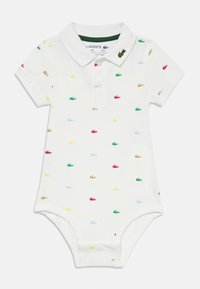 Valge polo kombinesoon kraega, millel on mitmevärvilised Lacoste logo'd punases, rohelises, sinises, kollases ja pruunis. Valmistatud pehmest puuvillakanga.