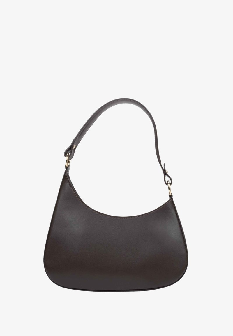 Brązowa skórzana torba na ramię o zaokrąglonym kształcie i pojedynczym pasku. Posiada złote okucia oraz gładką, matową fakturę.