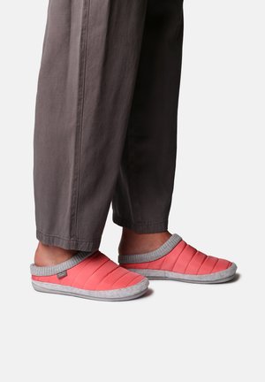 Roze naduvene cipele na slip-on sivi pleteni ovratnik i sivi potplat, sa šivenim detaljima za teksturu i ležeran dizajn.