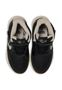 Czarne sneakersy w stylu high-top z teksturowaną górną częścią, z beżowym wykończeniem z polaru, czarnymi sznurowadłami i białym logo na języku.