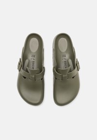 Sandali in plastica verde a slittamento con fibbia e fori di ventilazione, con texture liscia e soletta sagomata. Taglia 38 riportata all'interno.