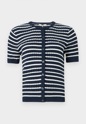 Cardigan en tricot à manches courtes avec des rayures horizontales bleu marine et blanches, un col rond et une fermeture par boutons sur le devant. Tissu en rib de texture.