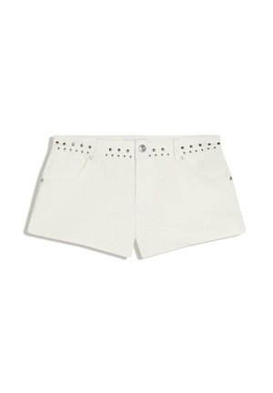Witte denim shorts met voorzakken, knoop- en ritssluiting, en decoratieve zilveren studs op de tailleband.