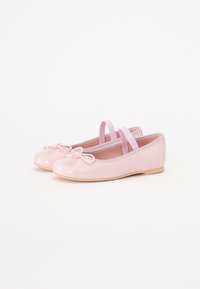 Ballerines en cuir verni rose avec semelle plate, dotées d'un nœud au niveau des orteils et de fines sangles élastiques pour un maintien sécurisé.