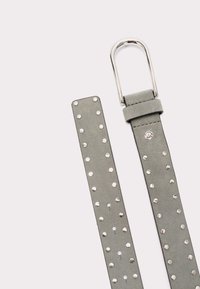 Grijze suède riem met zilveren studs langs de lengte en een zilveren metalen gesp. Platte vormgeving, gladde textuur en verstelbare pasvorm.