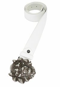 Witte leren riem met een grote, gedetailleerde metalen leeuwenkopgesp met gevarieerde texturen en een gladde afwerking.