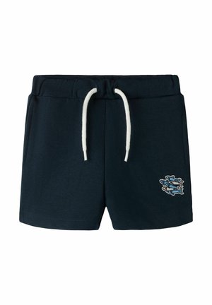 Granatowe szorty z białym sznurkiem i naszywką z trzema niebieskimi rybami na dolnej prawej nogawce.