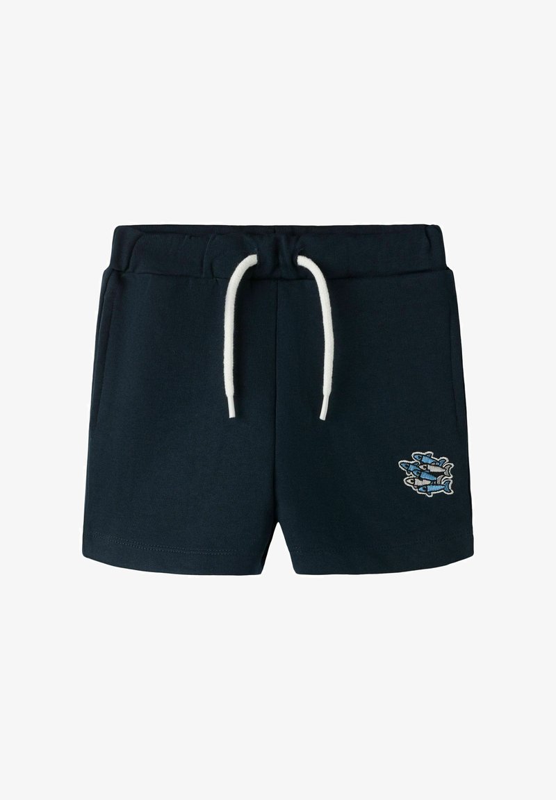 Shorts bleu marine avec cordon de serrage blanc et écusson brodé de trois poissons bleus sur la jambe inférieure droite.