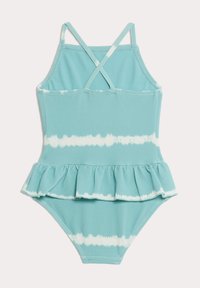Een turquoise zwemoutfit met een gestructureerd oppervlak, voorzien van kruislings rugbandjes en een gerimpelde zoom. Witte tie-dye strepen accentueren het ontwerp.