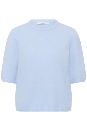 Ανοιχτό μπλε πλεκτό πουλόβερ με κοντά μανίκια, στρογγυλή λαιμόκοψη και ριμπ μανσέτες και τελείωμα, με ετικέτα "GESTUZ".