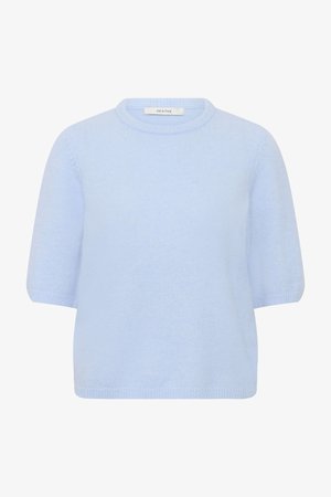 Pulover tricotat bleu deschis cu mâneci scurte, guler rotund și manșete și tiv nervurate, cu eticheta „GESTUZ”.