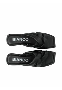 Sandali neri in pelle senza chiusura, con cinturini intrecciati e design a punta quadrata. Presentano la scritta "BIANCO" in bianco sulla soletta.