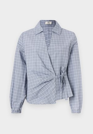 Μπλε και λευκό πουκάμισο με καρό τύπωμα, γιακά, μακριά μανίκια και λεπτομέρεια με δέσιμο στη μέση. Κατασκευασμένο από ελαφρύ ύφασμα.