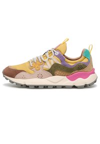 Sneaker multicolore caratterizzato da una combinazione di suede giallo, marrone, viola e verde. Suola bianca spessa con accento rosa e suola testurizzata.