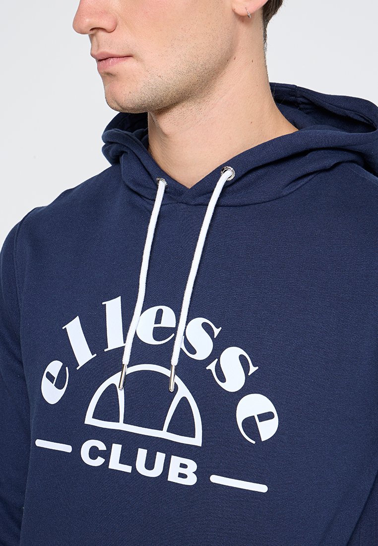 Navyblauer Hoodie aus Baumwolle mit großem weißen "ellesse CLUB"-Logo, verstellbaren Kordeln und strukturiertem Stoff.