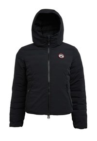 Sort polstret jakke med hætte, der har en frontlynlås, to sidelommer og et rundt logo patch på venstre bryst.