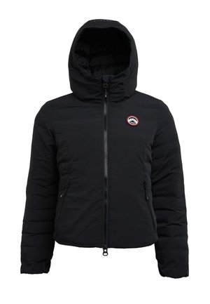 Černá vycpaná bunda s kapucí, s předním zipovým uzávěrem, dvěma postranními kapsami a kulatou nášivkou s logem na levé hrudi.