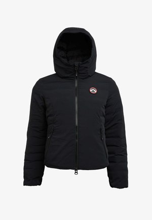 Černá vycpaná bunda s kapucí, s předním zipovým uzávěrem, dvěma postranními kapsami a kulatou nášivkou s logem na levé hrudi.