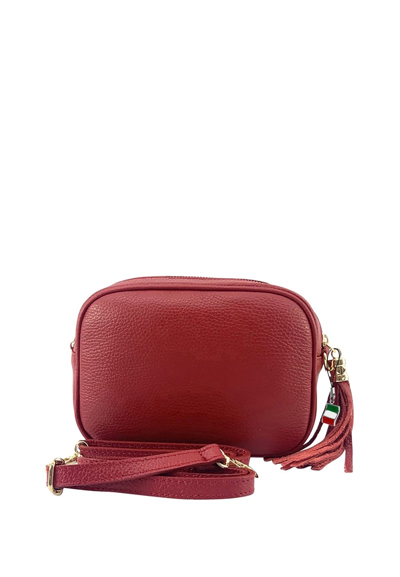Rote Leder-Crossbody-Tasche mit strukturiertem Finish, Reißverschluss, verstellbarem Trageriemen und dekorativem Quasten mit einem kleinen Flaggen-Detail.