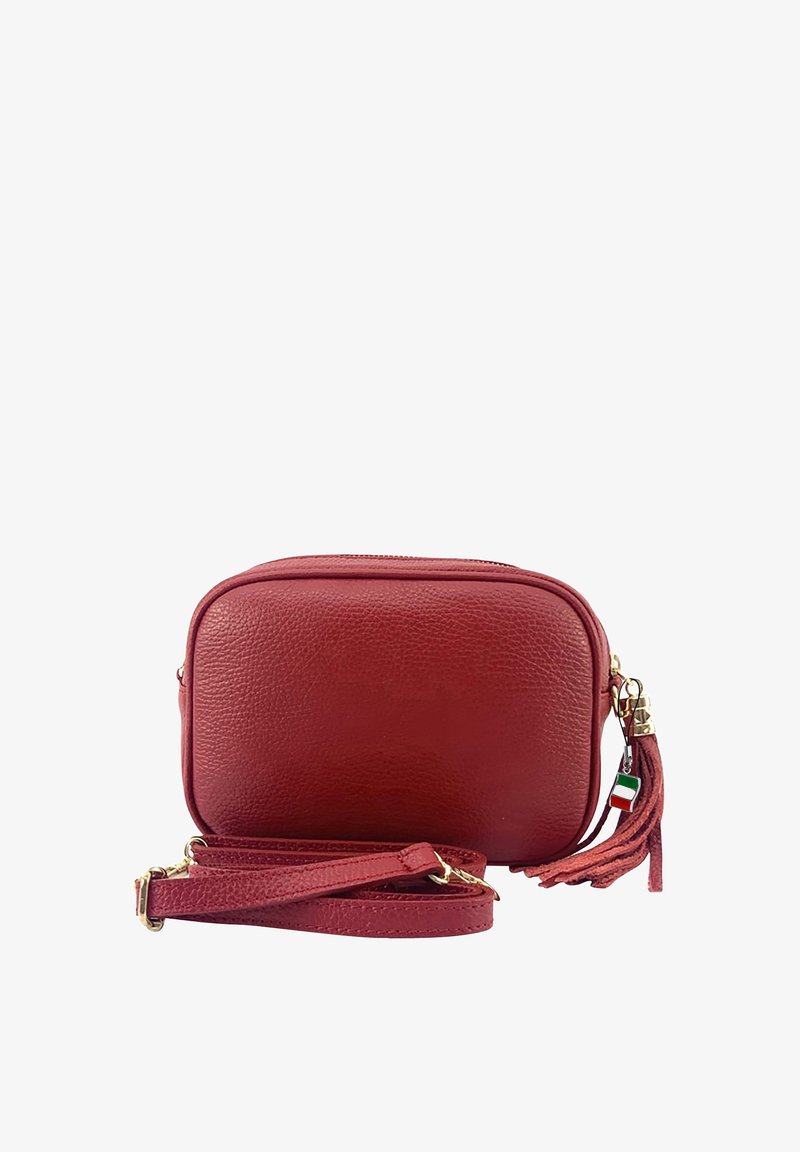 Rote Leder-Crossbody-Tasche mit strukturiertem Finish, Reißverschluss, verstellbarem Trageriemen und dekorativem Quasten mit einem kleinen Flaggen-Detail.