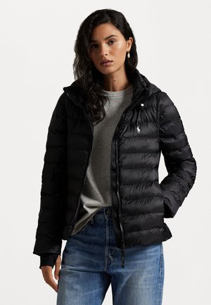 Schwarze Steppjacke mit Reißverschluss, Kapuze und horizontaler Steppung. Leichtes Material mit glatter Textur. Kleines Logo-Detail auf der Brust.