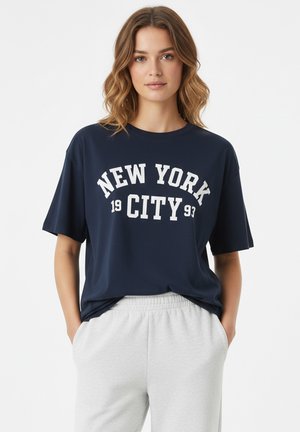 Granatowy bawełniany t-shirt z okrągłym dekoltem i krótkimi rękawami, z białym nadrukiem tekstu "NEW YORK CITY 1993" na przodzie.