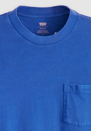 Camiseta de manga corta azul royal, fabricada en tejido acanalado, con un bolsillo en el pecho que lleva el logo en relieve de "Levi's", diseño de cuello redondo.