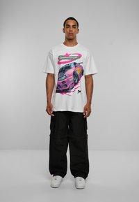 Upscale by Mister Tee SPEED HEAVY  - T-shirt imprimé - white