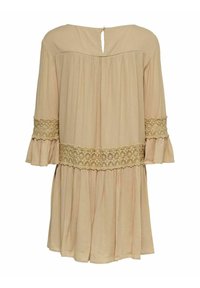 Robe beige avec manches évasées 3/4, détails en dentelle aux manches et à la taille, et une ouverture en forme de clé dans le dos. Fabriquée en tissu léger texturé.