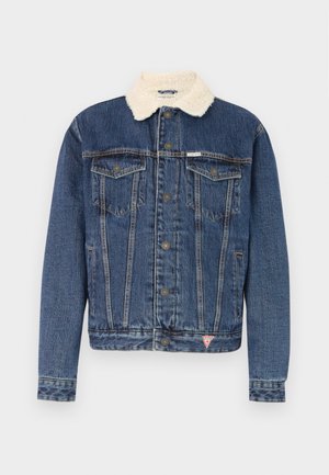Chaqueta de mezclilla en azul oscuro con cuello de piel sintética. Presenta dos bolsillos en el pecho, cierres de botones y acentos de lavado claro. Ajuste estructurado.