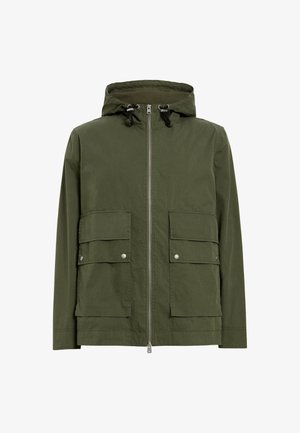 Chaqueta con capucha de color verde oliva, con un zipper frontal, dos grandes bolsillos con solapa y cordones ajustables en la capucha. Fabricación ligera, diseño sencillo.