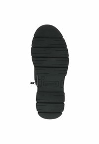 Suela de zapato de goma negra con un patrón de relieve profundo, con punta redondeada y un pequeño logotipo cerca del talón. Adecuada para varios estilos de calzado.